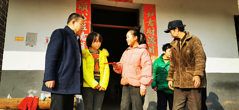 左少懷走訪(fǎng)聯(lián)村幫扶對(duì)象(3).jpg