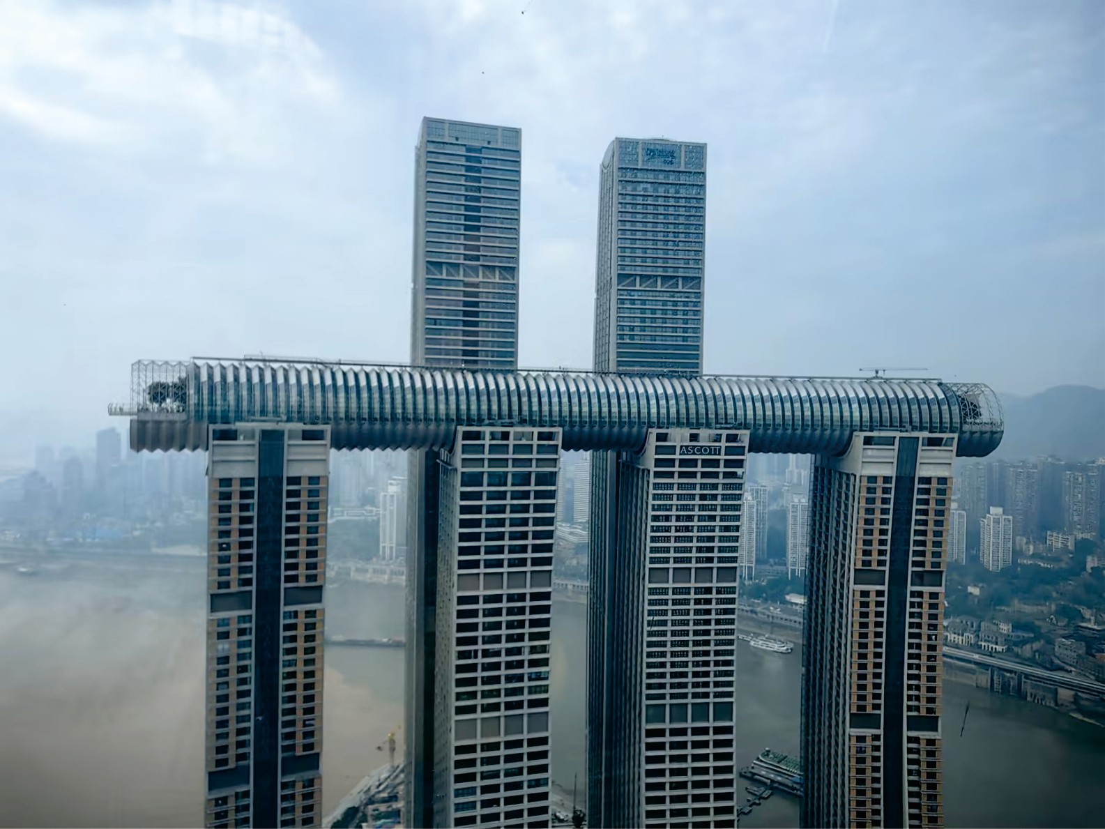 衡鋼高端建筑用管應用于中國新地標——重慶來福士，這是世界首座橫向摩天大樓。(1).jpg